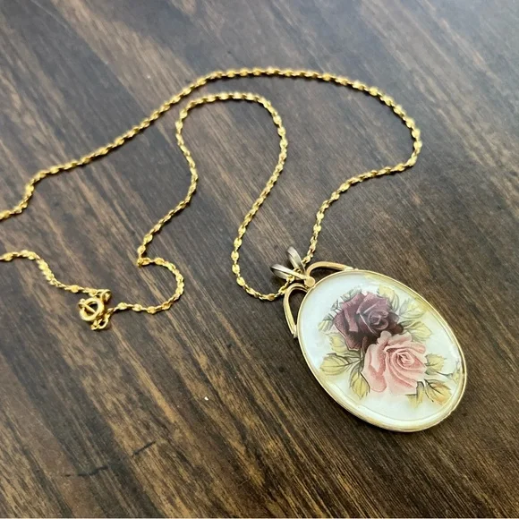 Vintage Oval Floral Rose Pendant Necklace – 14K Gold Plated Chain 🌹💜 - Picture 3 of 7